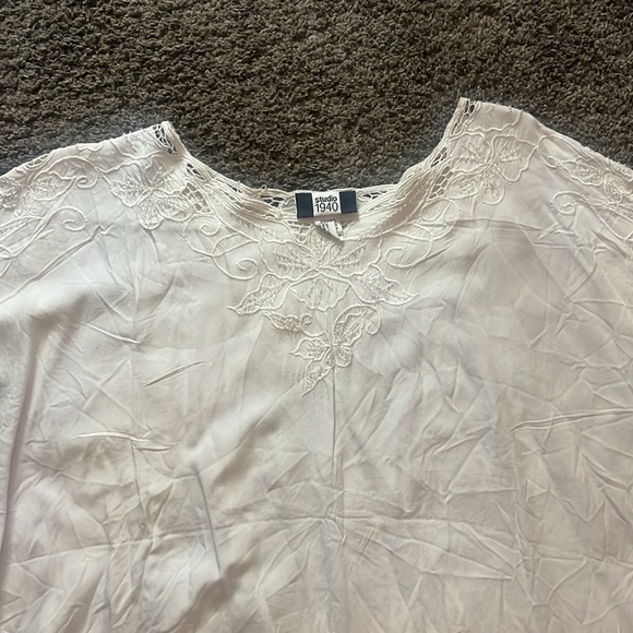 5/$10. Ladies Blouse 22/24 - Picture 3 of 4